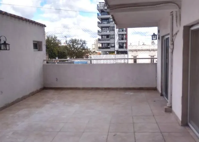 ¡Pleno Centro Con Patio Grande Y Cochera!