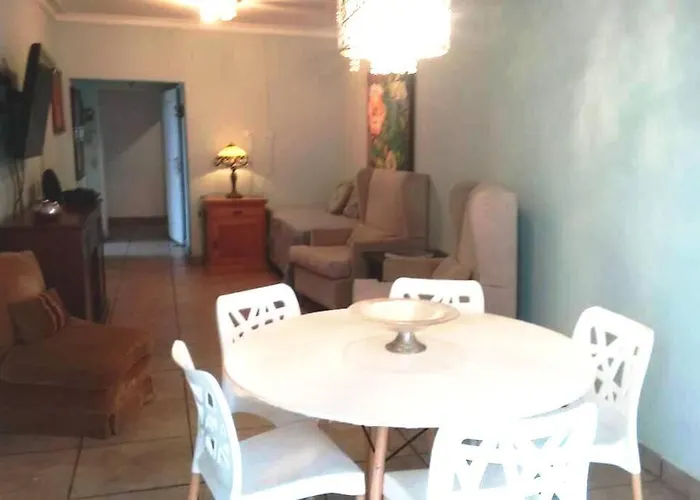 ¡Pleno Centro Con Patio Grande Y Cochera!