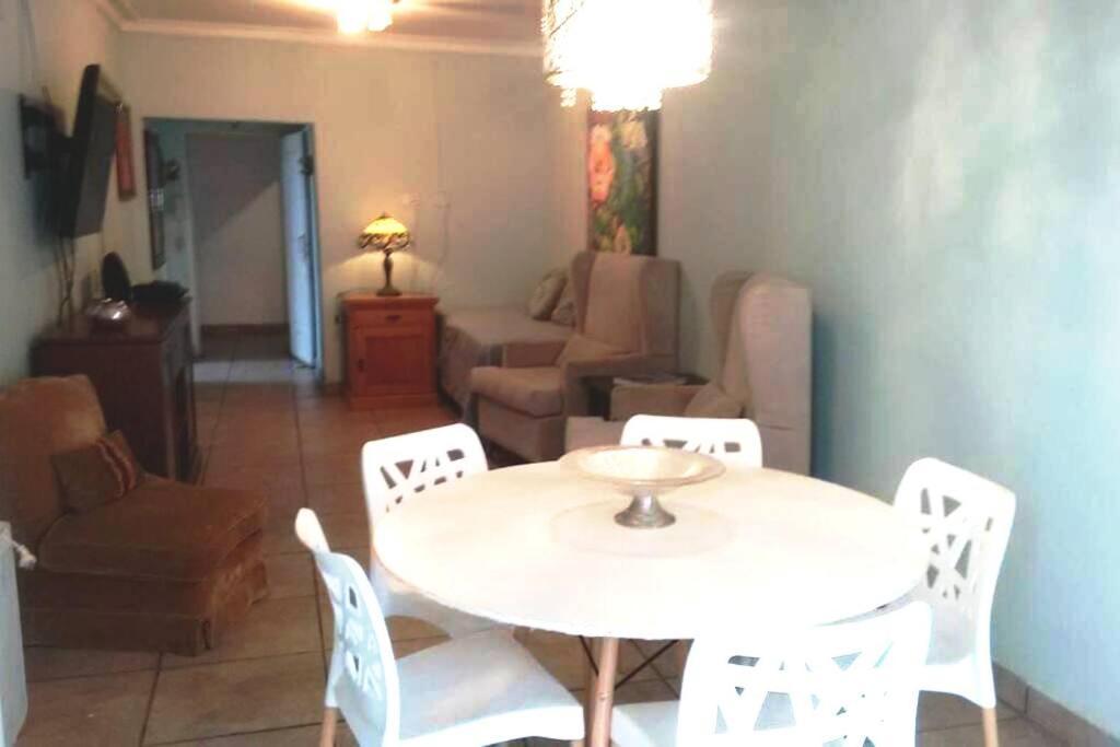 ¡pleno Centro Con Patio Grande Y Cochera! *